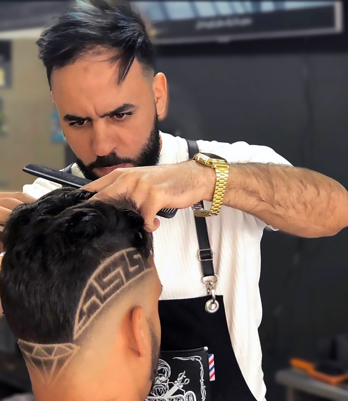 Barbero trabajando con pasión — PeluYpro